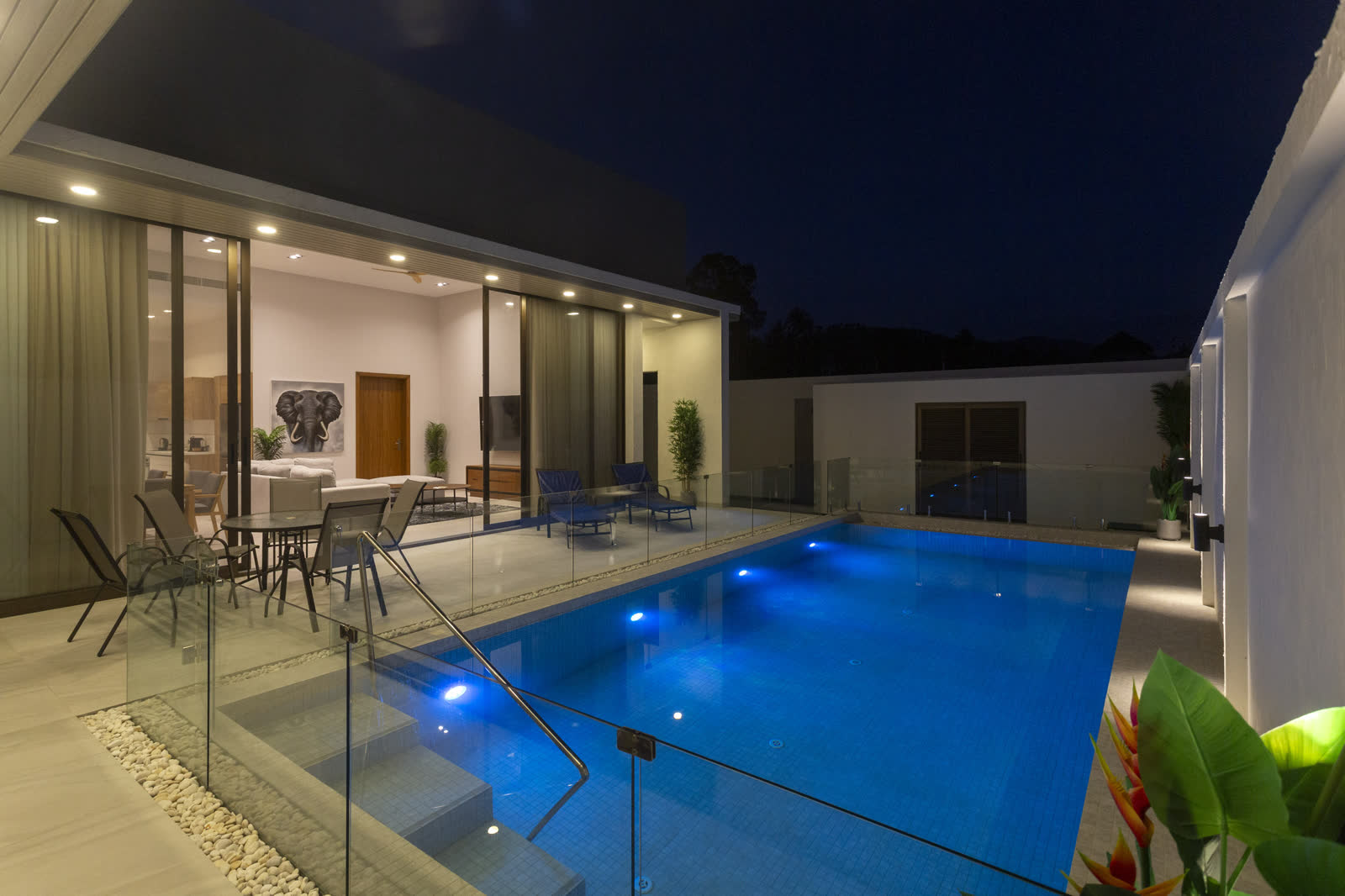 הבריכה הפרטית של אחת הווילות בפרויקט Paradise Spring Villas, מוארת בלילה