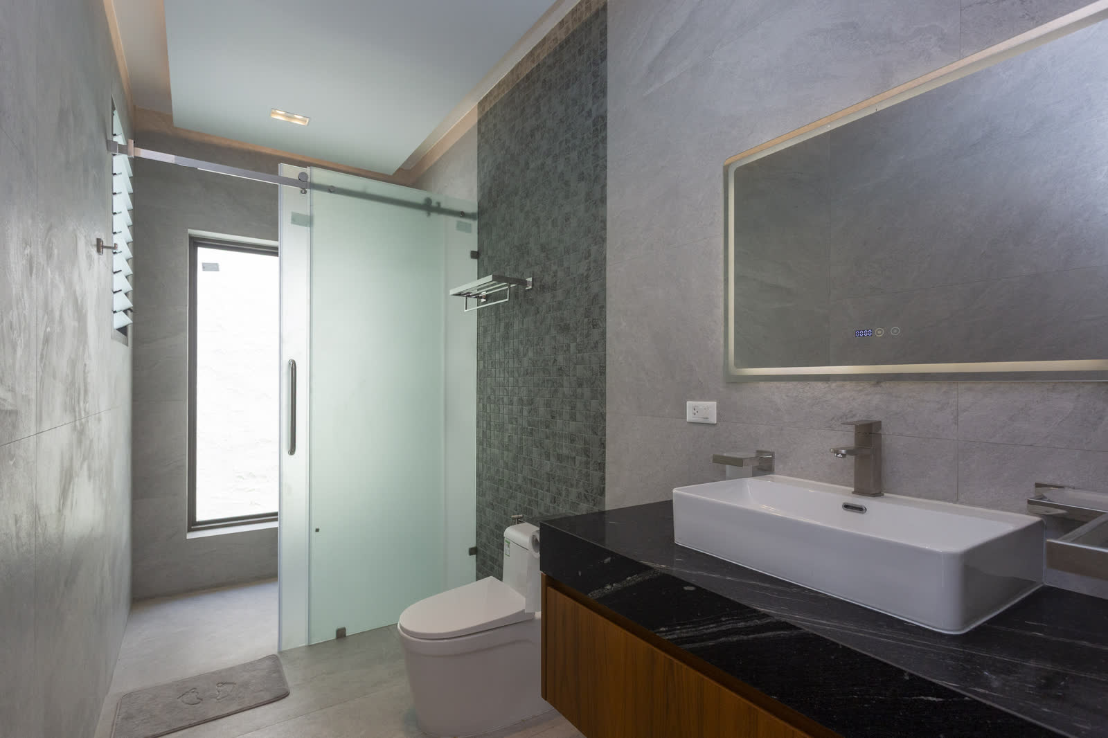 חדר רחצה עם מקלחת פתוחה (walk-in)