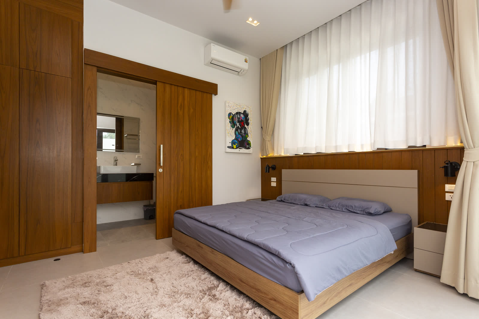 חדר שינה עם פתח לחדר רחצה צמוד (en-suite)