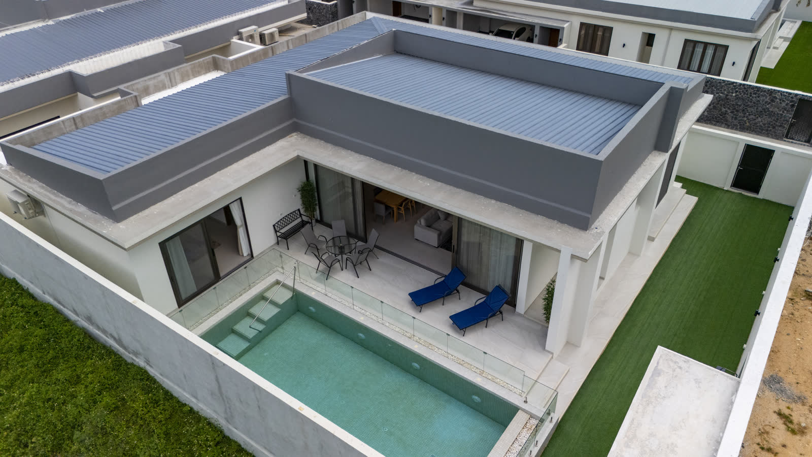 מבט אווירי על וילה עם בריכה פרטית בפרויקט Paradise Spring Villas בקוסאמוי